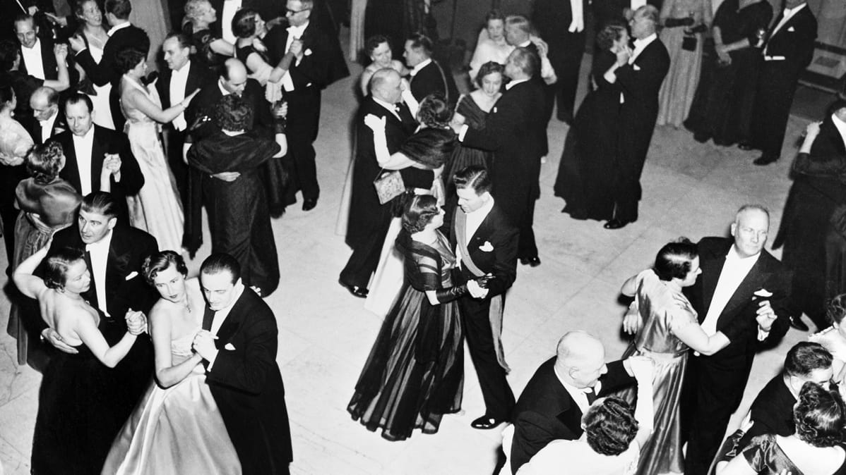 Ihmisiä tanssimassa Rautatalon vihkiäisissä vuonna 1955.