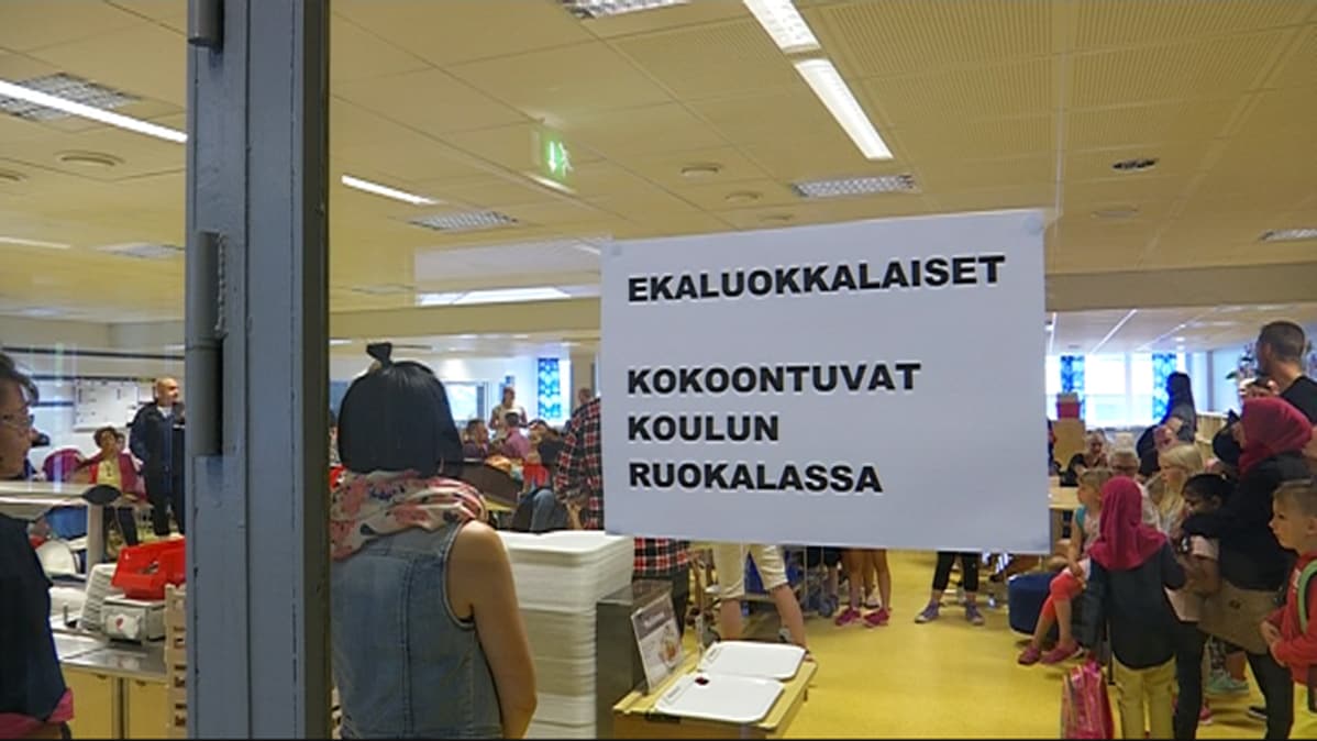 Lappu Haukkavuoren koulun ruokalan ovessa muistuttaa, että ekaluokkalaiset kokoontuvat ensimmäisenä päivänä ruokalassa.