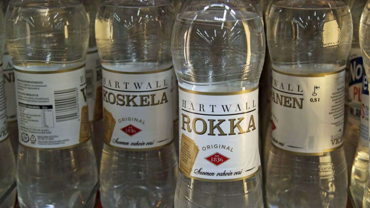 Tuntematon sotilas -vesipulloja kaupan kylmäkaapissa.