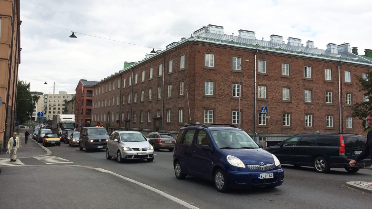 Autoja jonossa Tampereen Lapintiellä