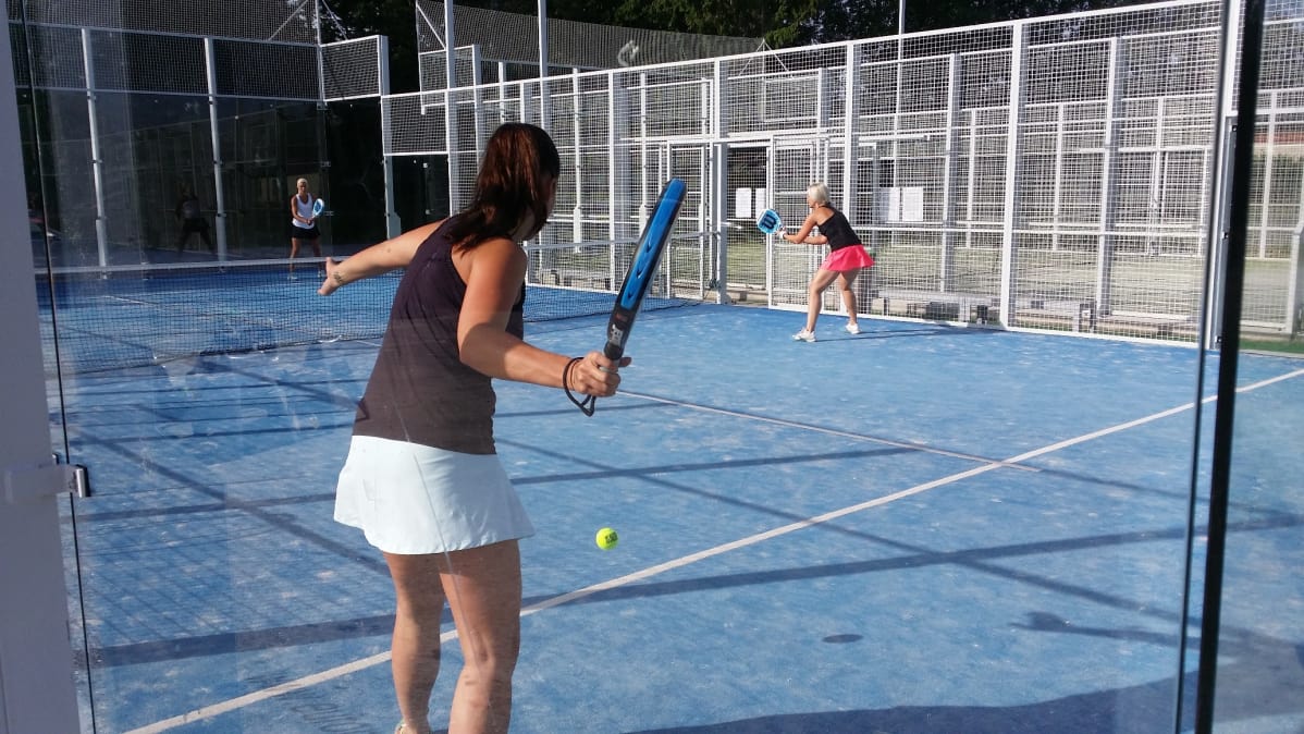 Padelia pelataan Kaarinan tenniskeskuksessa.
