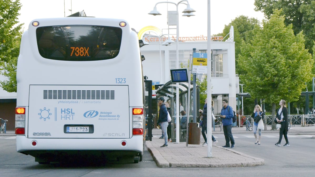 Keravan rautatieaseman linja-autopysäkki aamulla kello kuusi.