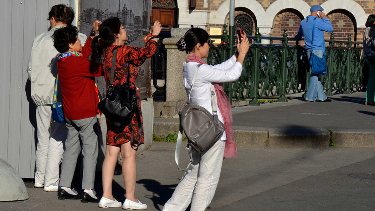 Kiinalaiset turistit ottavat valokuvia.