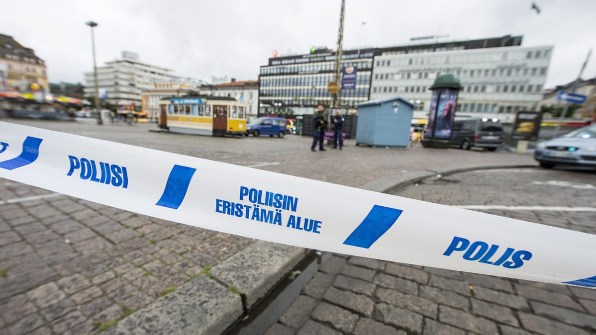 Poliisin eristysnauhaa Turun torilla perjantaina 18. elokuuta 2017.