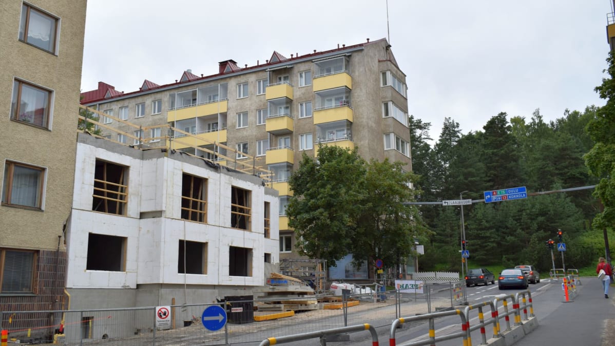 Pieniä cityasuntoja autottomille rakentuu 1956 rakennetun kerrostalon kylkeen.