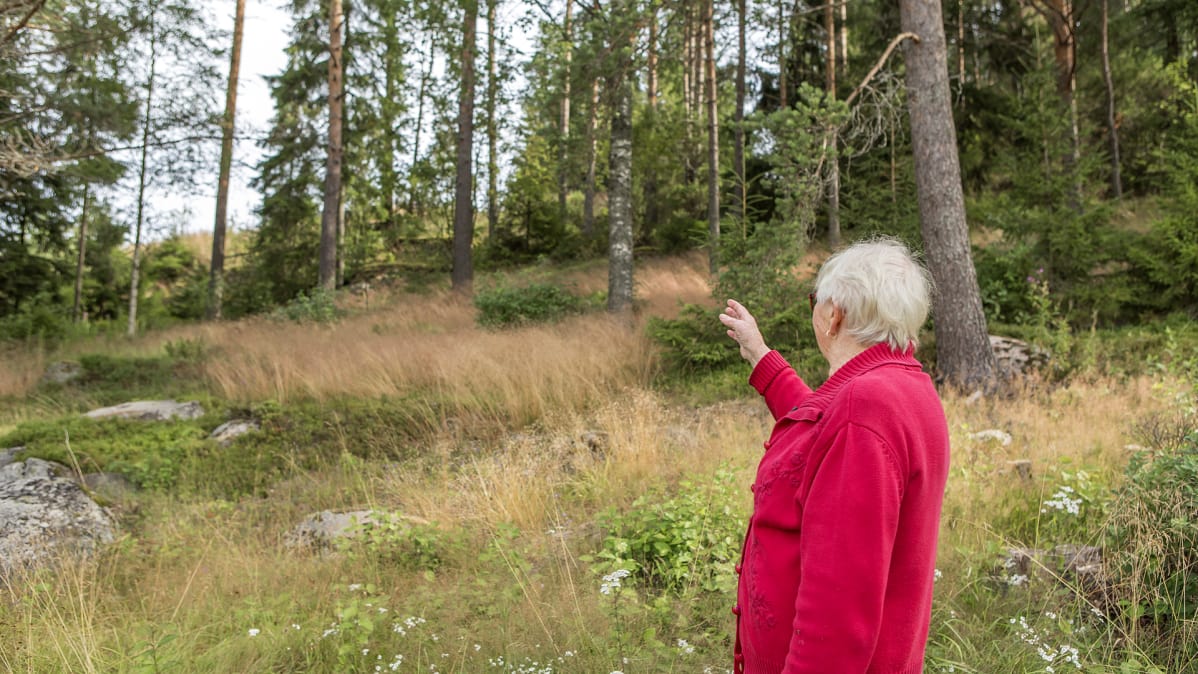 Kirsti osoittaa mäen päälle, jossa kulkee Suomen ja Venäjän rajaviiva