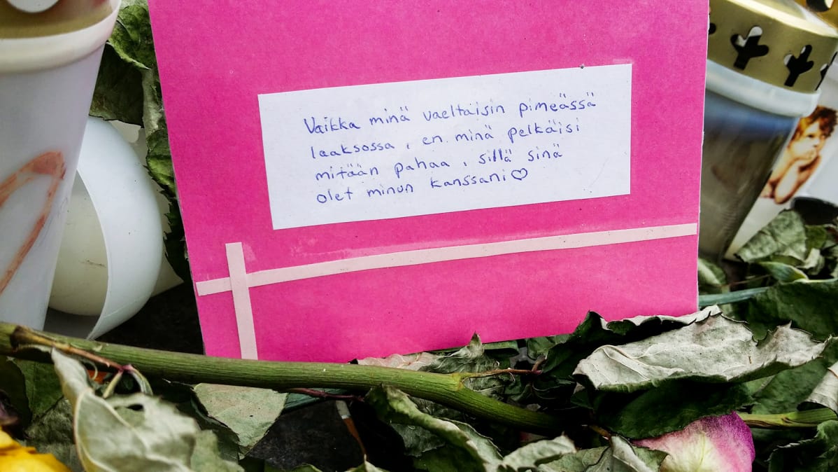 Turun toisen puukotuksen uhrin tapahtumapaikalle tuotu suruviesti.