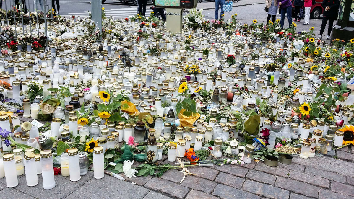 Muistokynntilöitä Turun torilla.