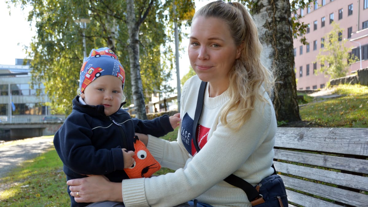 Kuvassa Kami ja Kati Aunio istumassa puistossa penkillä