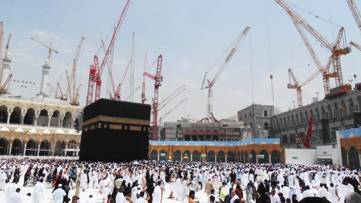 Islamin pyhin paikka Kaaba rakennustyömaiden ympäröimänä.