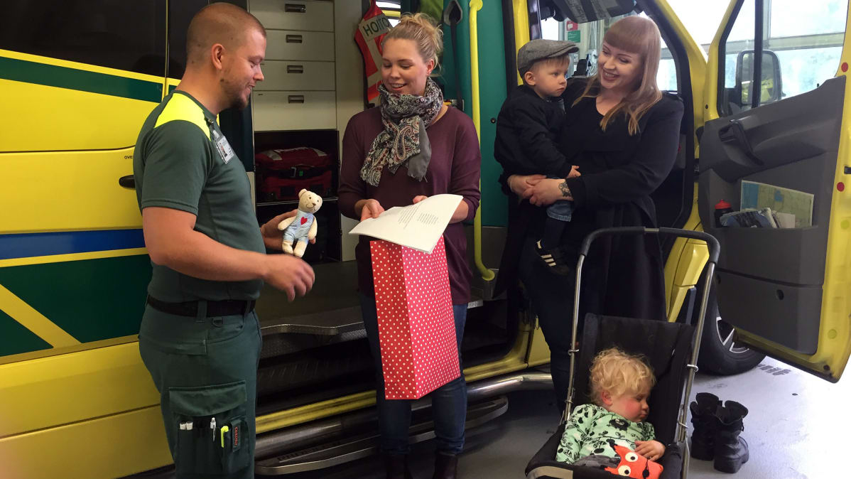 Kuvassa lahjoitetaan pehmonalleja ambulansseihin
