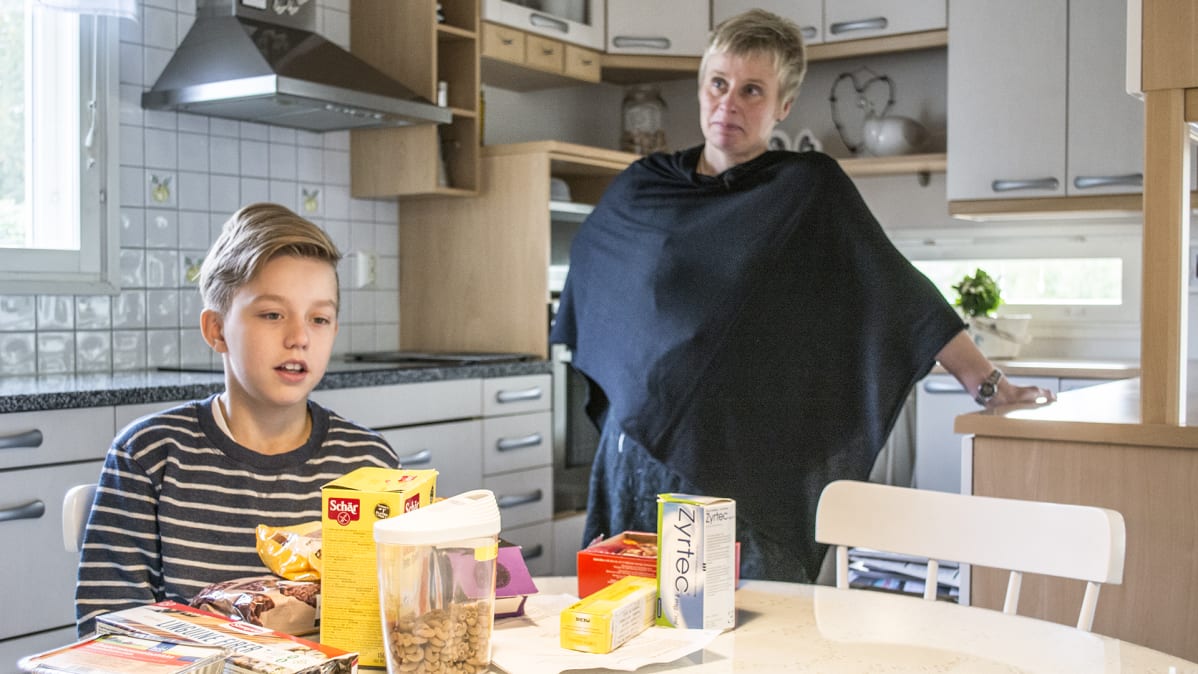 Onni Korhonen ja Satu Korhonen keittiössä.