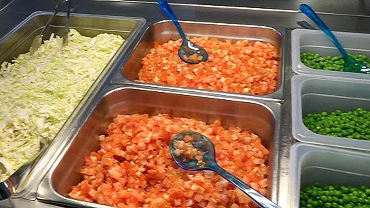 Kiinankaalta, tomaattia ja herneitä eri laatikoissa