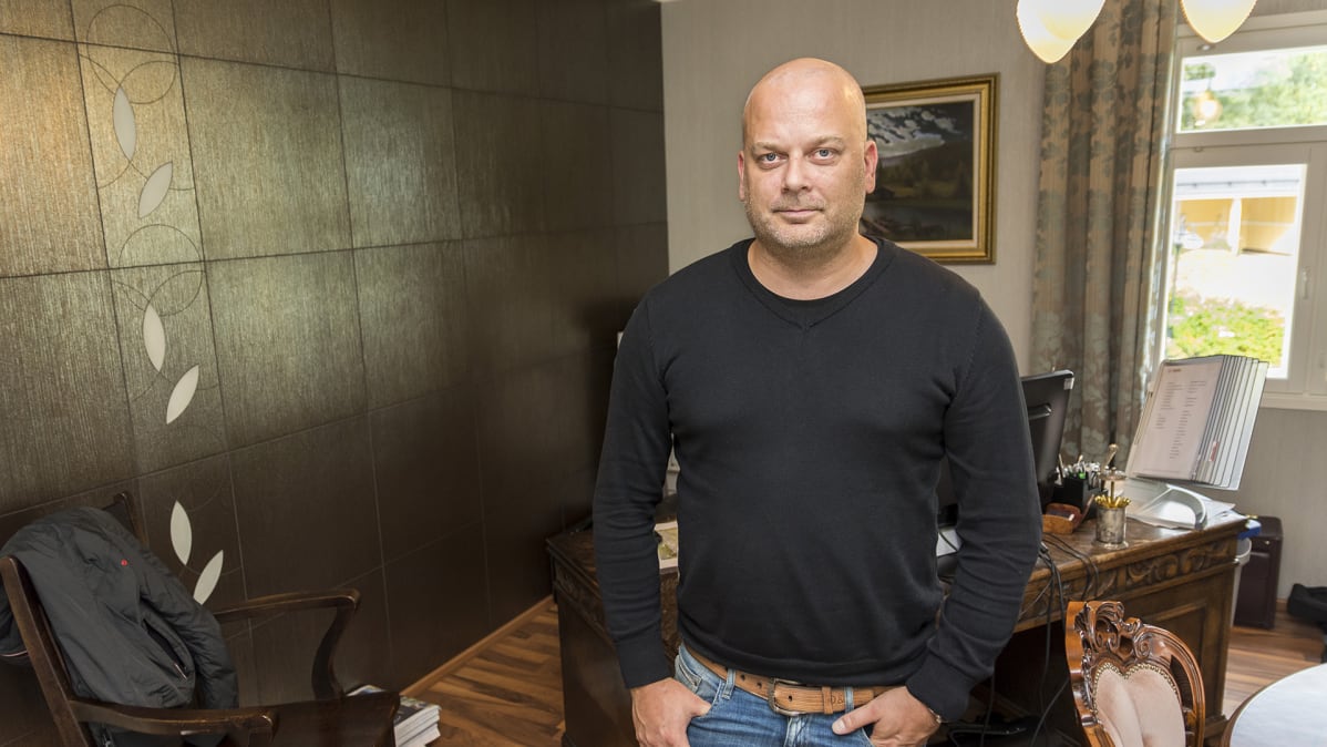 Petri Makkonen PKY Travelin toimitiloissa Sotkamossa.