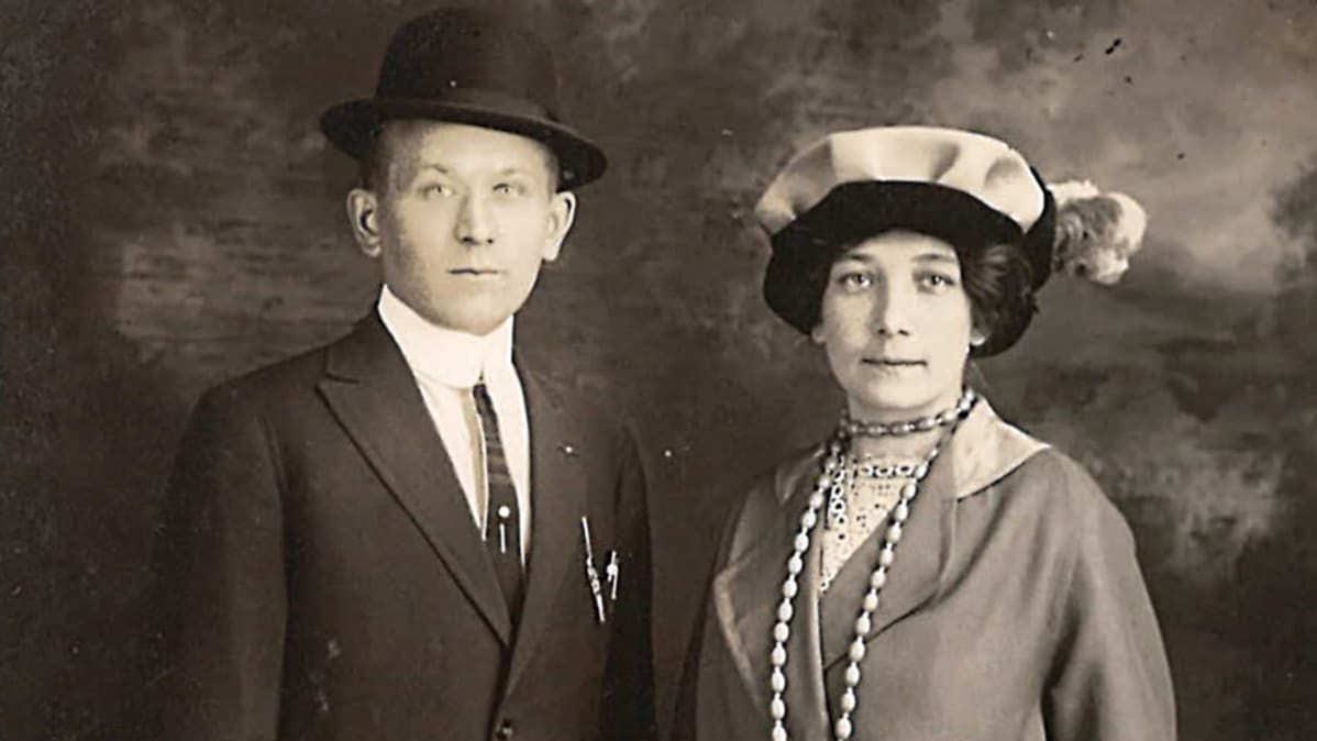 mies ja nainen studiovalokuvassa 1900-luvun alussa