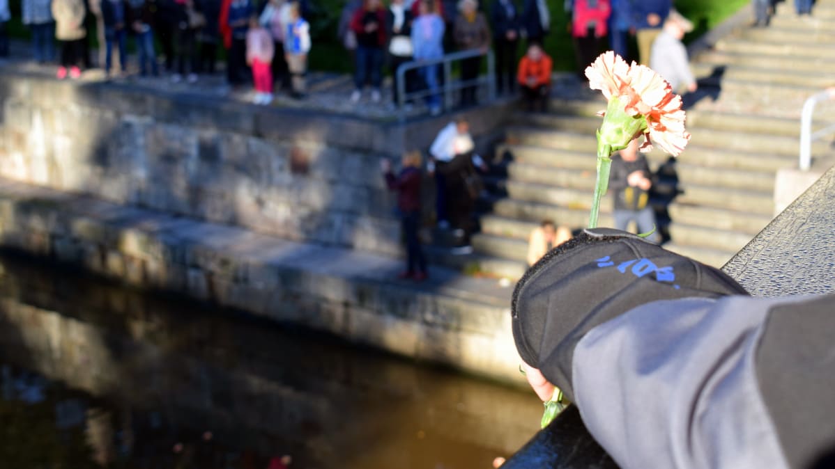 Kaupunkilaisille oli varattu tuhat kukkaa. Myös omia kukkia sai tuoda.