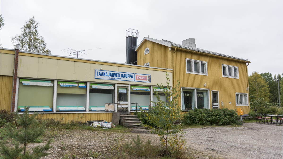 Kyläkauppa ja kahvio vanhassa rakennuksessa.