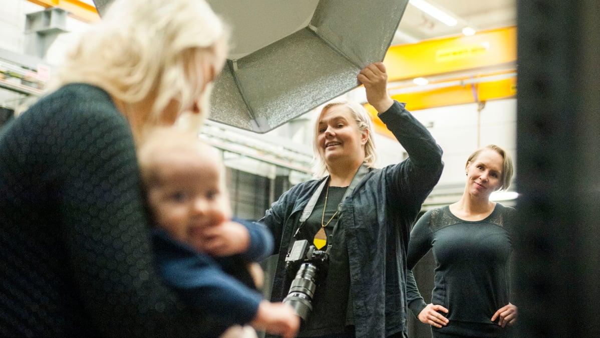 Valokuvaaja asentaa valoja.