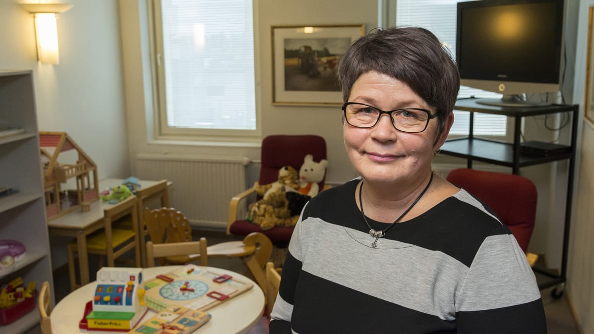 Perhepalveluvastaava Helena Saari Kajaanin perhekeskuksessa.