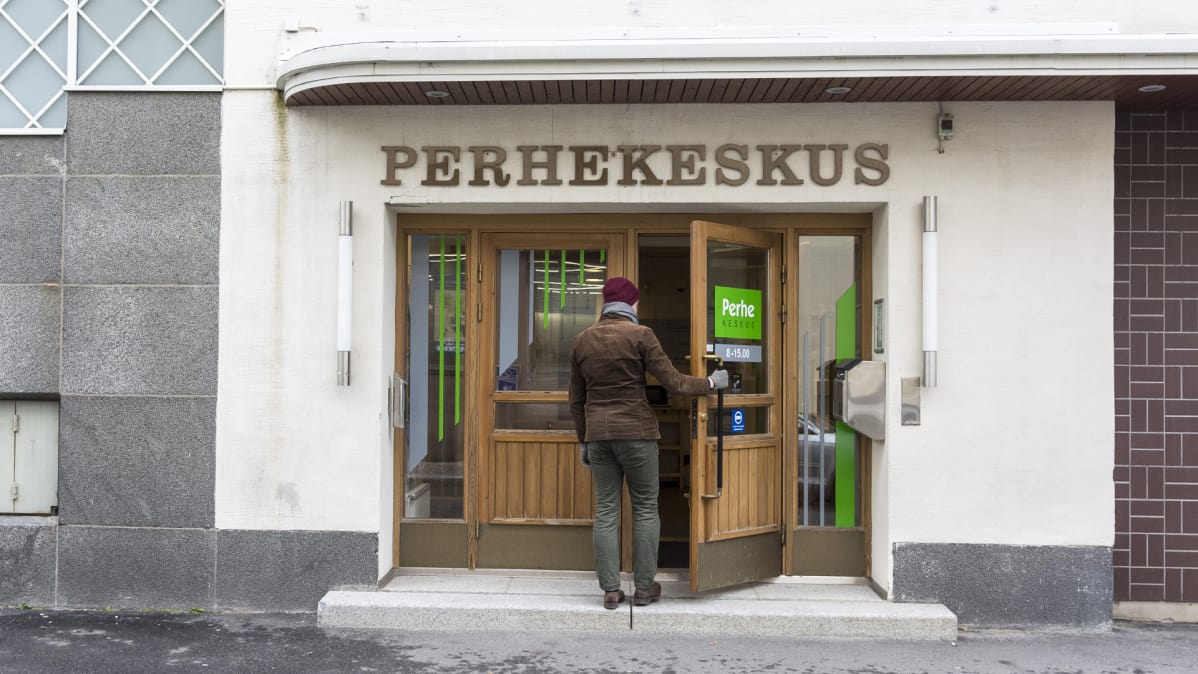 Mies kävelee sisään Kajaanin perhekeskukseen.