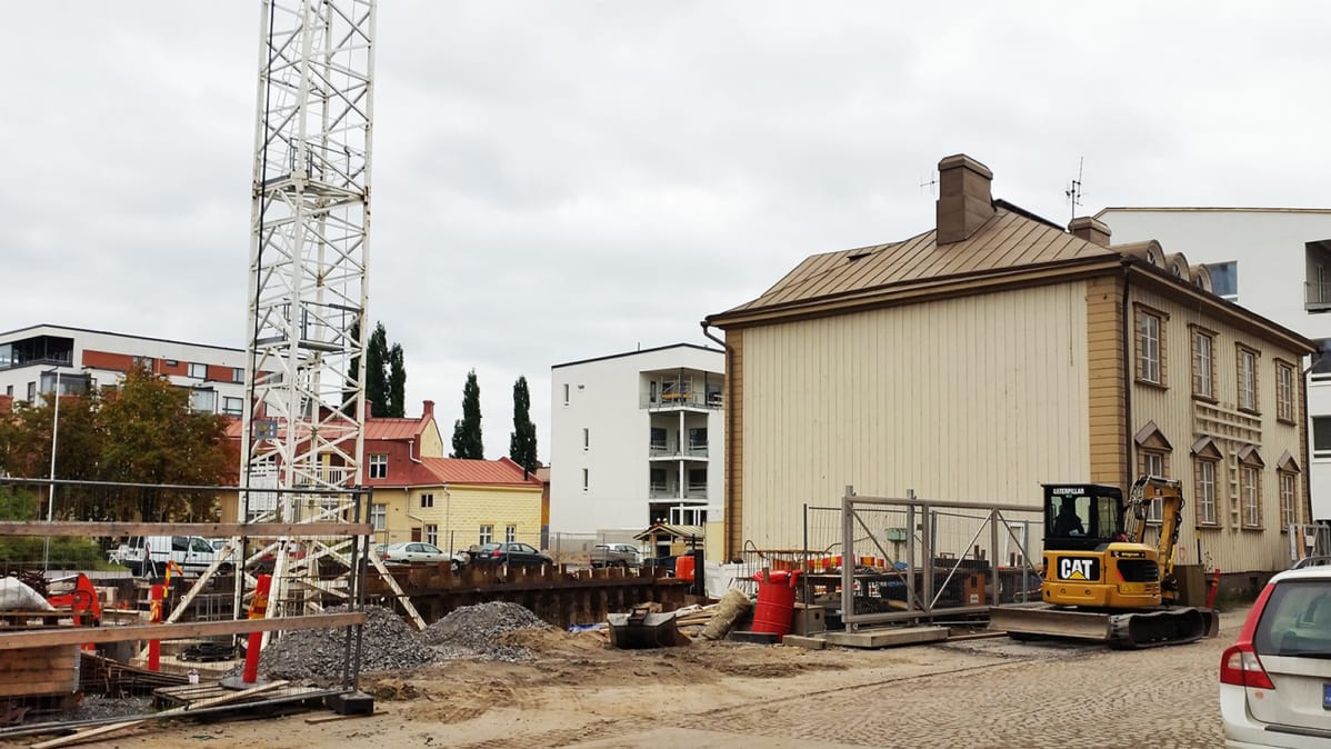Oulun Heinätorinkadulla oleva kaksikerroksinen puutalo on harvinainen muisto alueen vanhasta puutaloajasta. Suojellun talon vasemmalla puolella ollut toinen 1920 -luvun puutalon paikalle on nousemassa uusi kerrostalo syksyllä 2017.