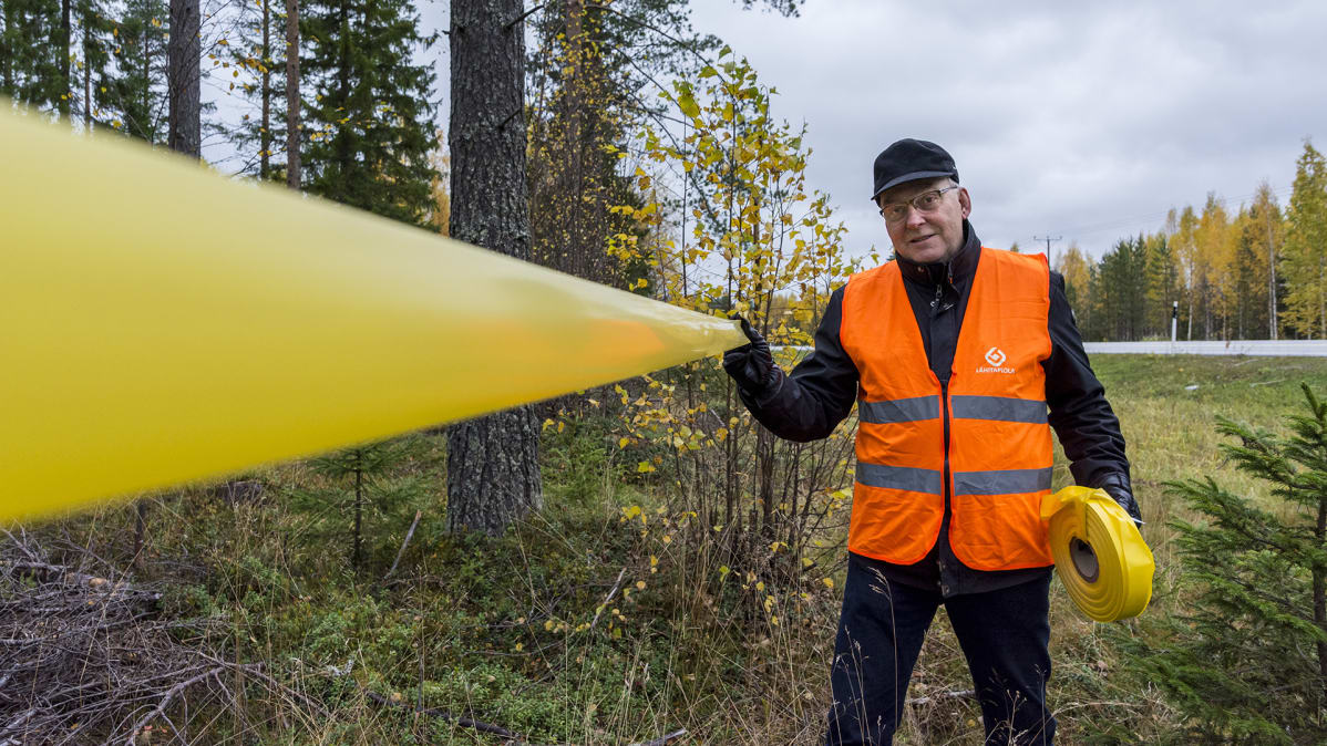 Paltamon riistanhoitoyhdistyksen hallituksen puheenjohtaja Kauko Kemppainen hirvinauhoitetulla alueella.
