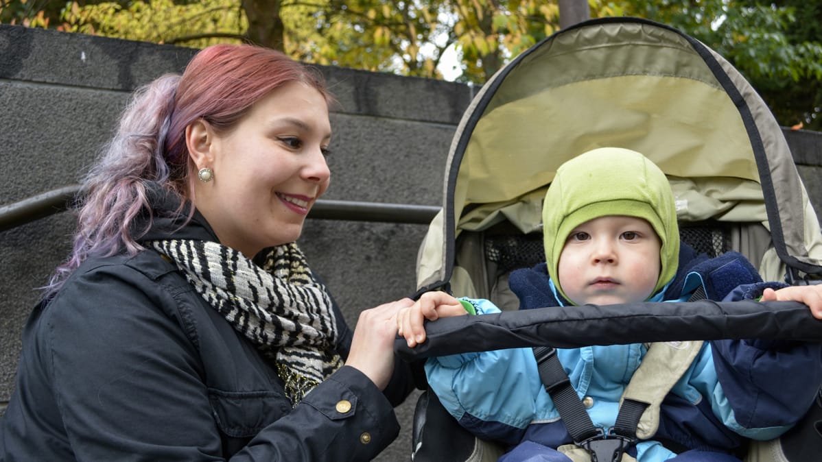laura grönberg ja vauva vaunuissa