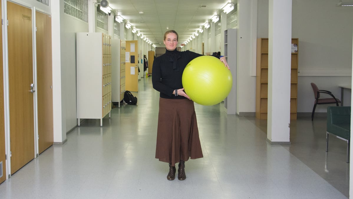 Rehtori Julia Pohjanoja-Kela pitelee käsissään jumppapalloa.