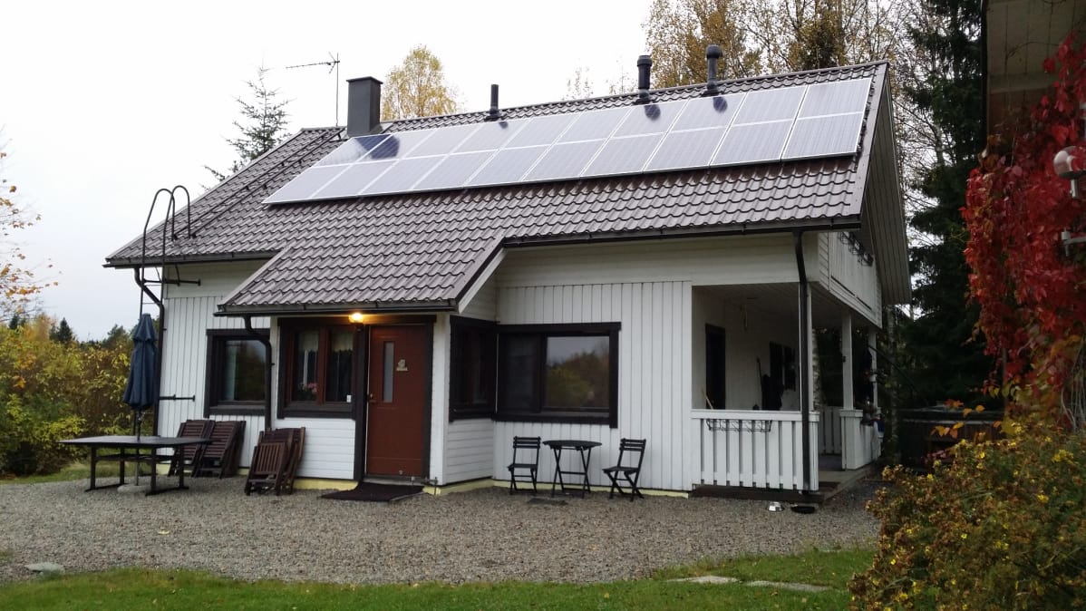 Aurinkopaneelit Riku Moilasen talon katolla.