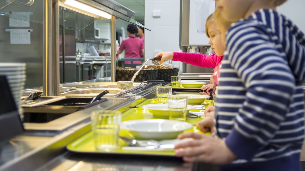 Lehtikankaan päiväkodin eskarit ottamassa puuroa ruokalinjastolla.