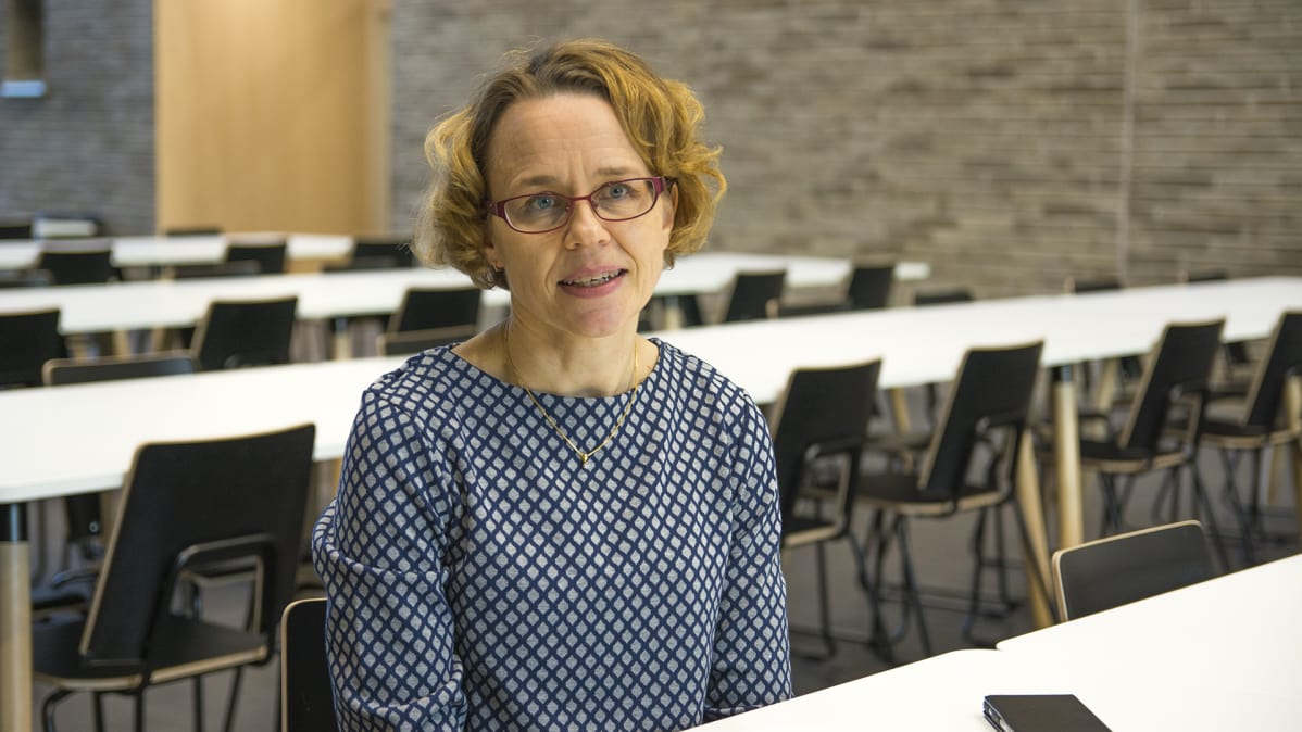 Kajaanin Mamsellin johtaja Tuija Vuorinen Lehtikankaan monitoimitalon ruokalassa.