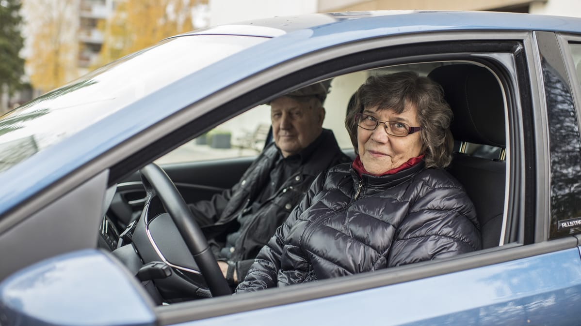 Sinikka ja Risto Viiperi autossaan.