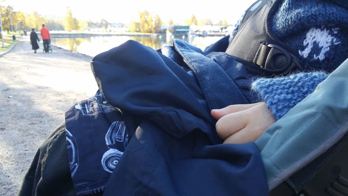 Vaikeaa epilepsiaa sairastava lapsi on menettänyt kävelykykynsä monta kertaa.