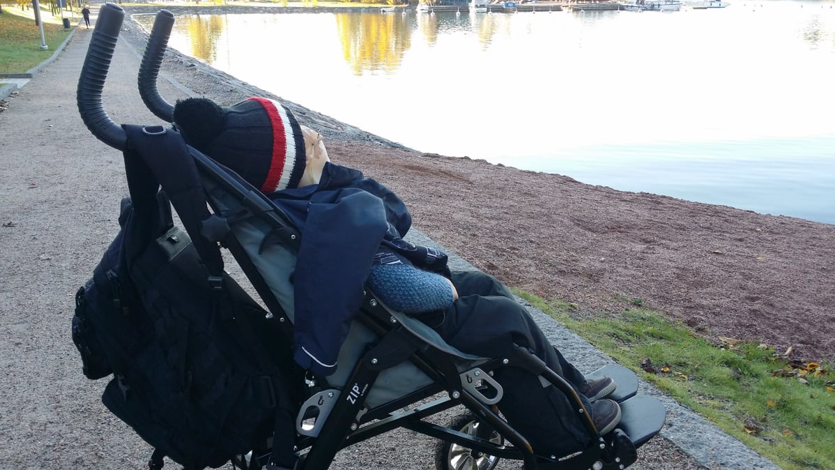 Vanhemmat toivovat, että 4-vuotias pystyy pian taas kävelemään.