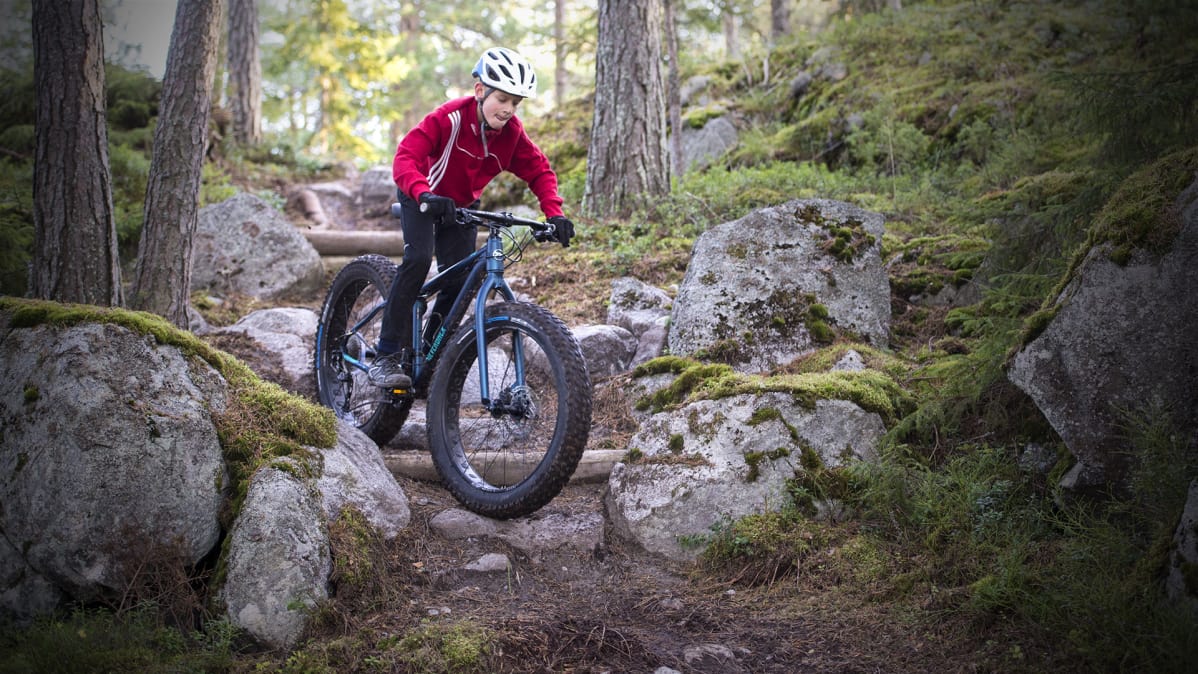 Nuori ajaa läskipyörällä XCO-rataa.