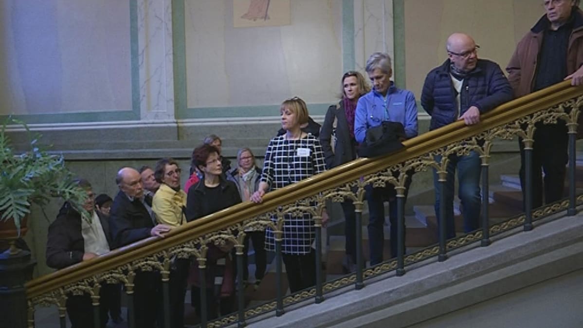 Tiina Holm hovioikeudesta esittelee rakennusta.