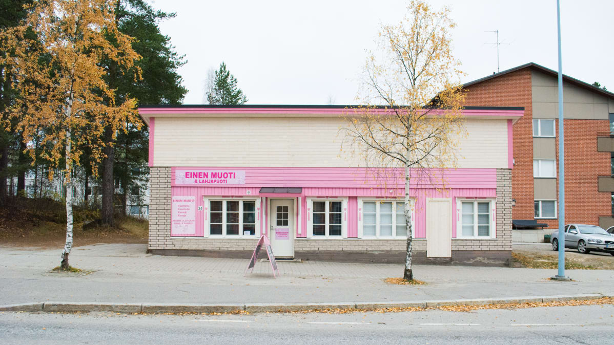 Vaaleanpunaiseksi maalattu Einen muoti -kauppa Sotkamossa.