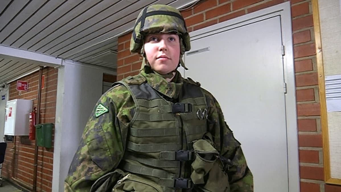 Nuori nainen taisteluvarustuksessa