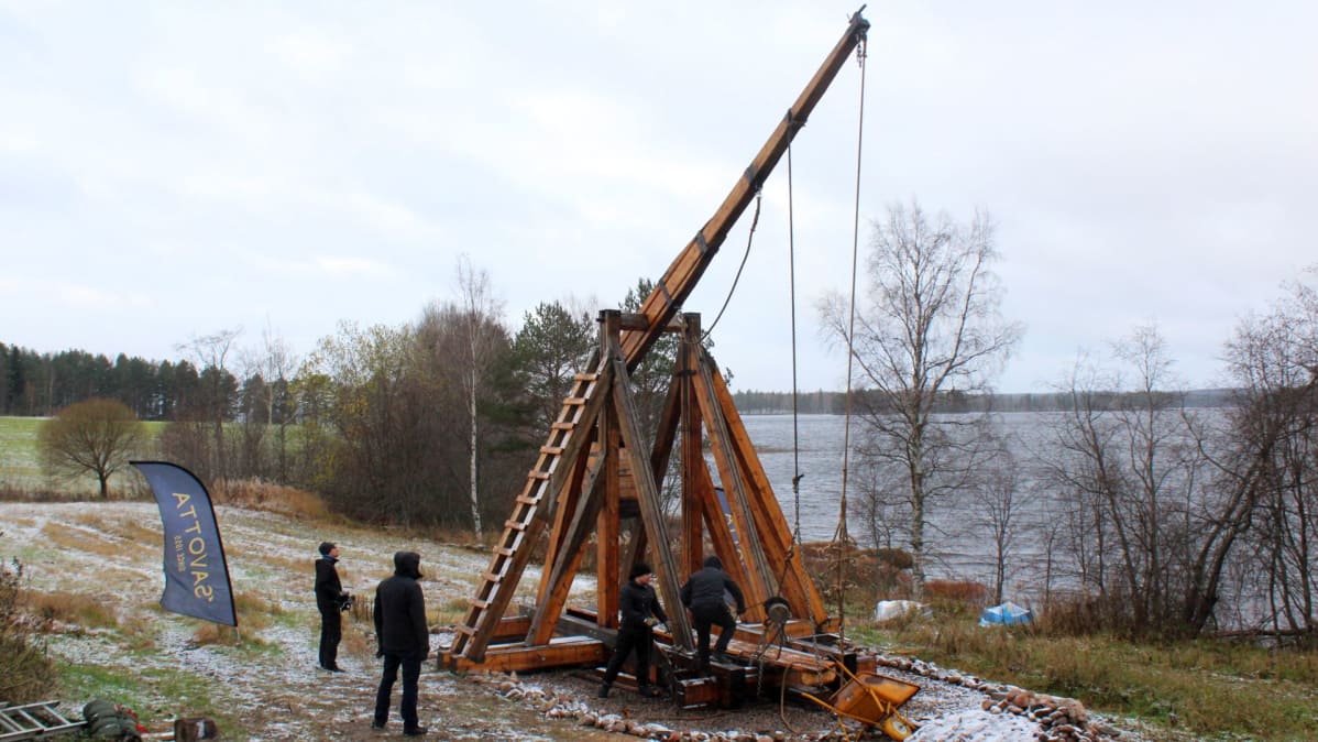 Vastapainokatapultti oli keskiajalla tehokas muurin murtaja.