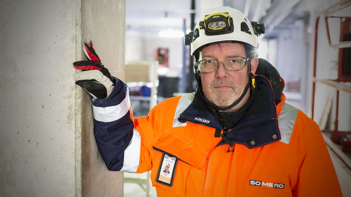 Timo Korvela rakennustyömaalla.