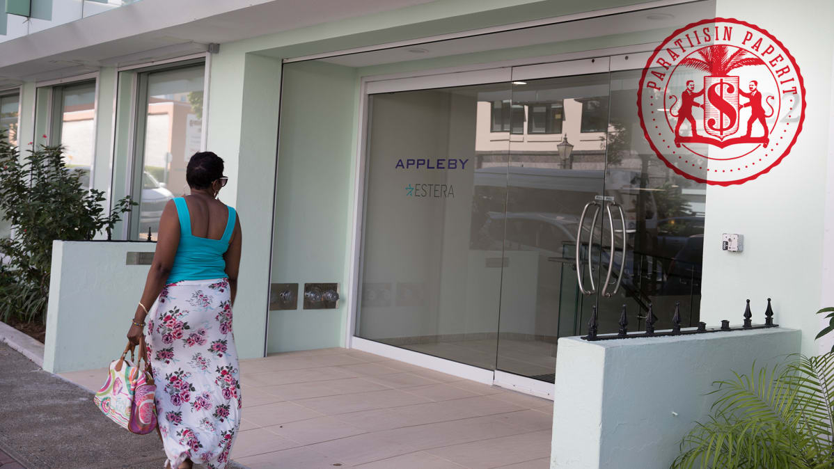 Nainen kävelee kadulla Appleby-toimiston ohitse.