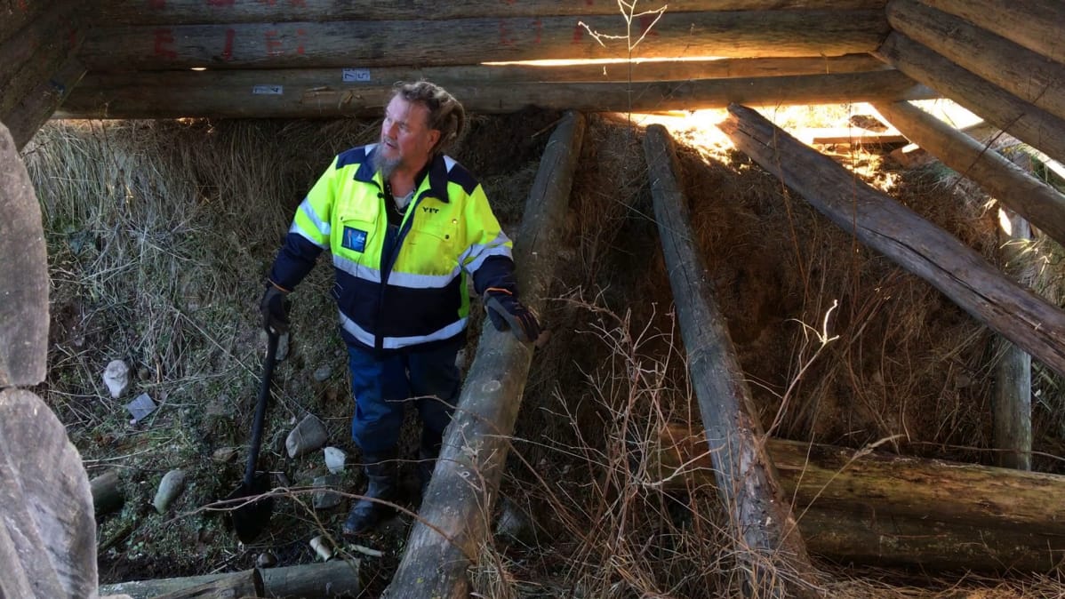 Jaakko Haukipuro lapio kädessään