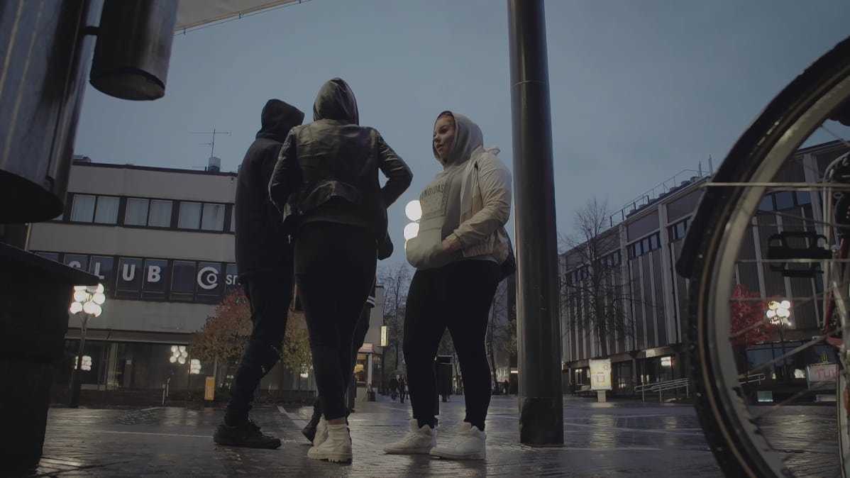 Saana hengailee kavereidensa kanssa Keravan keskustassa.