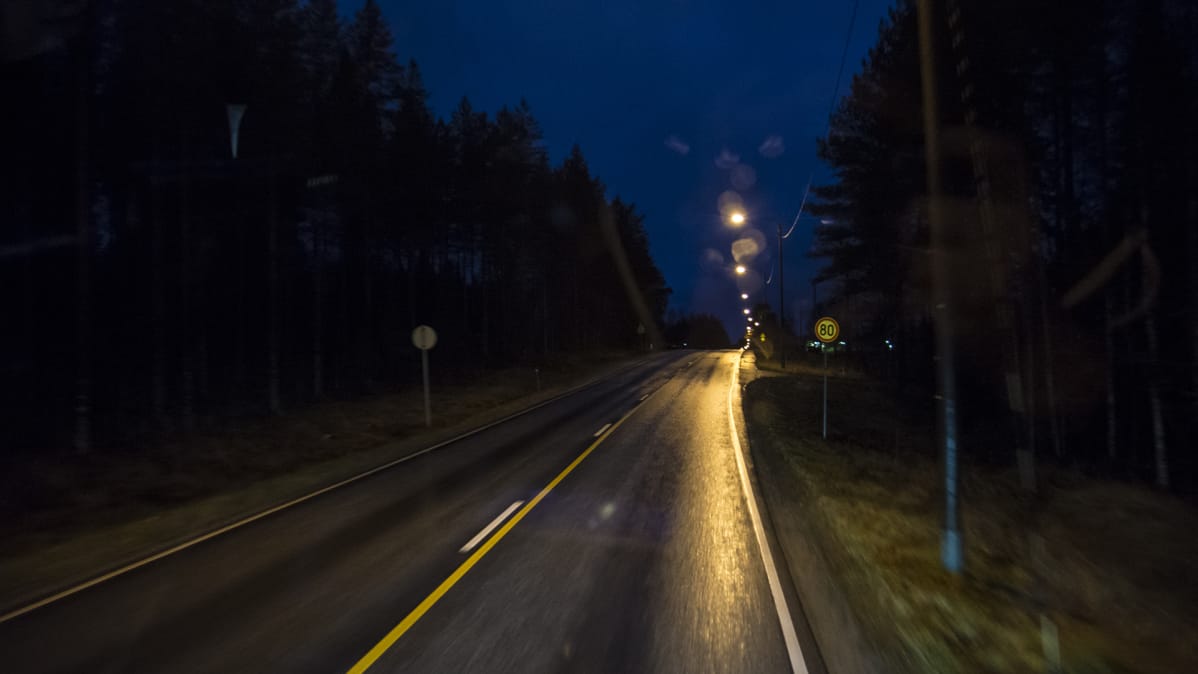 Musta asfaltti sateessa heikentää katu- ja ajovalojen tehoa.