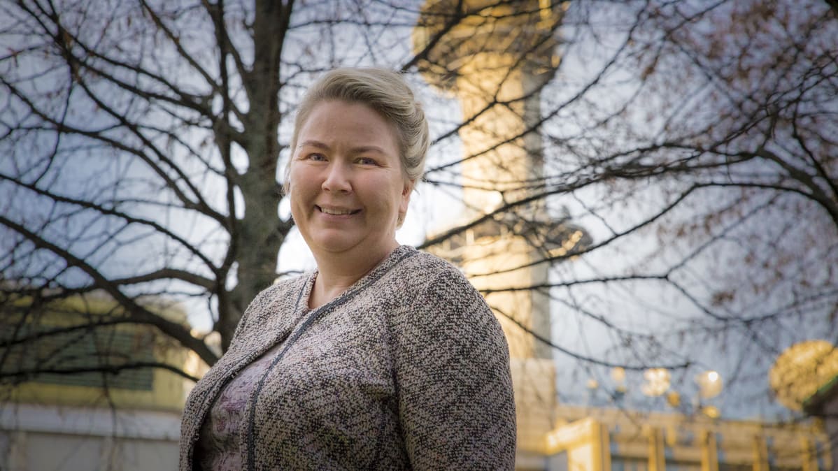 Yleisradion strategiapäällikkö Tuija Aalto kuvattuna linkkitornin edustalla.