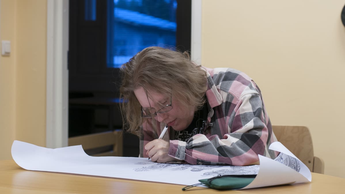 Eija piirtämässä Toivakan päiväkeskuksella.