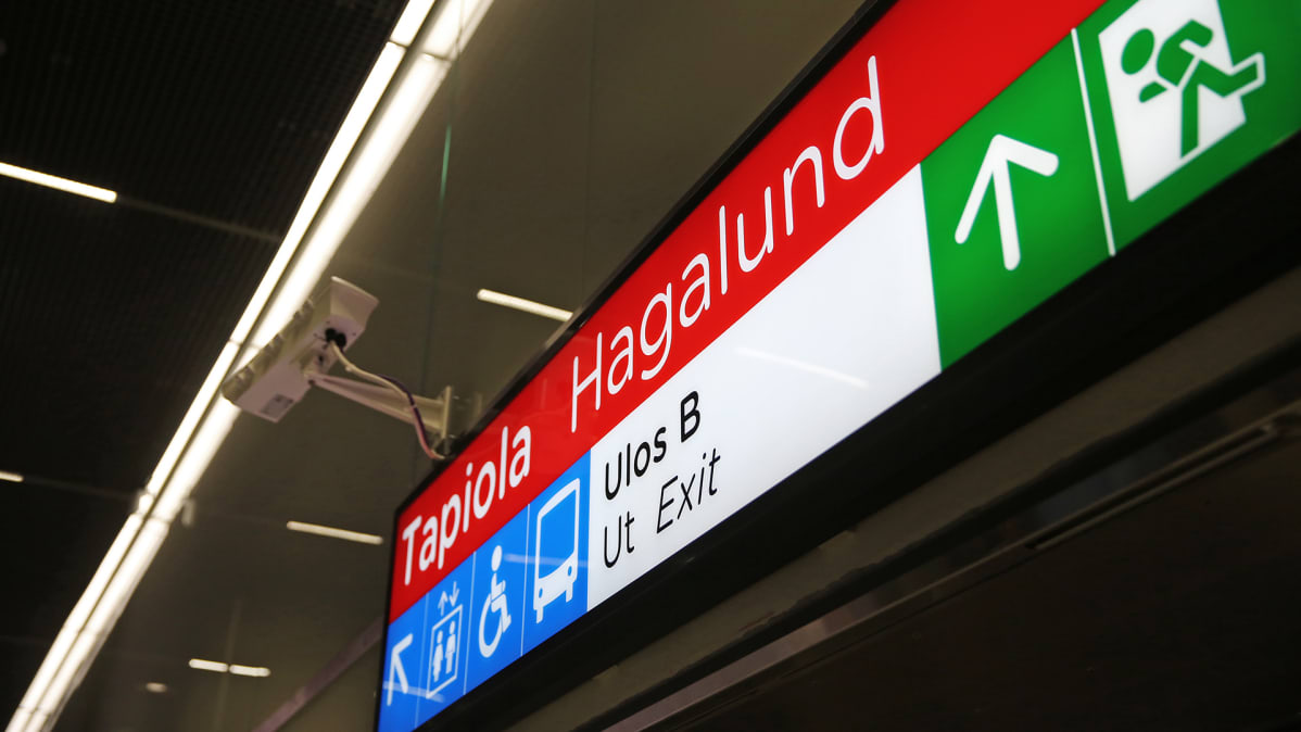 Tapiolan metroaseman sisäänkäynti.