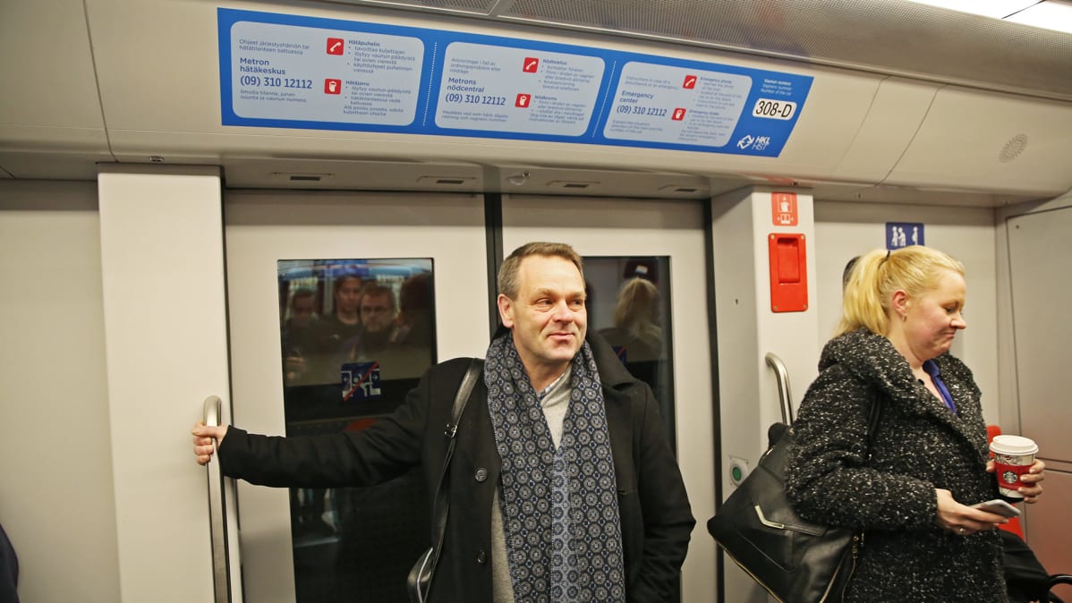 Helsingin pormestari Jan Vapaavuori länsimetron kyydissä avajaispäivänä.