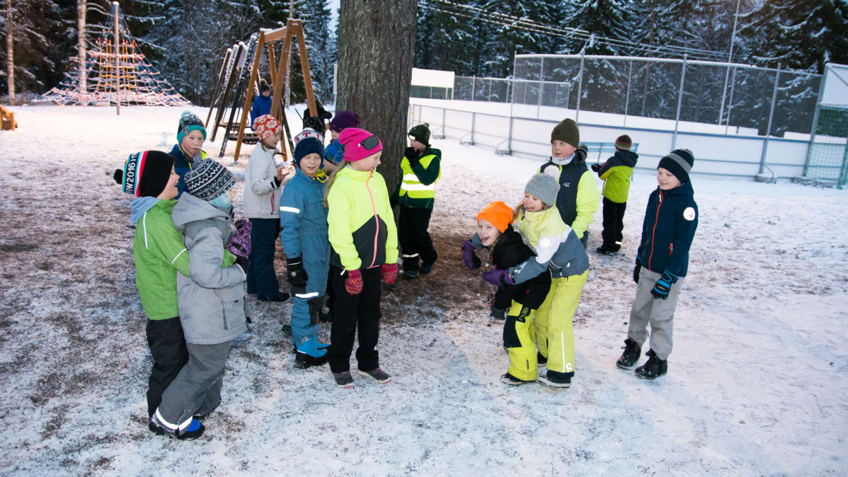 Oppilaita talvella koulun pihalla välitunnilla.