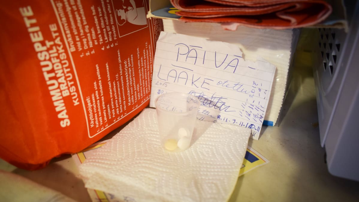 Päivälääkelappu ja -kuppi.